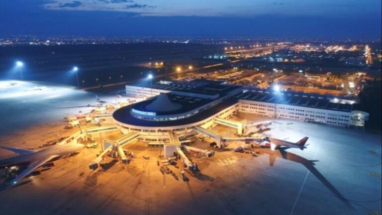Antalya Havalimanı’ndan yeni rekor: Bin 69 uçak inip kalktı