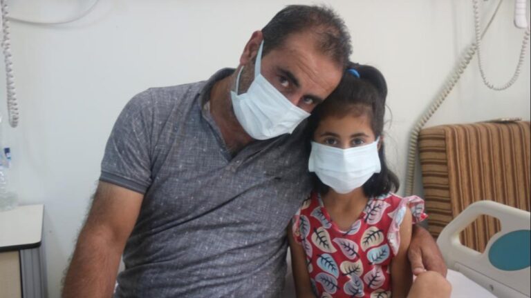 Diyarbakır’da iki böbreği iflas eden kızına böbreğini verdi