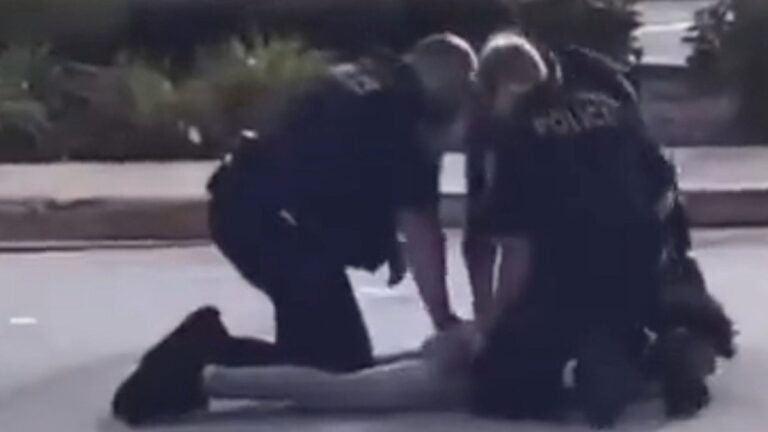 ABD’de 17 yaşındaki genç, polisler tarafından defalarca yumruklandı