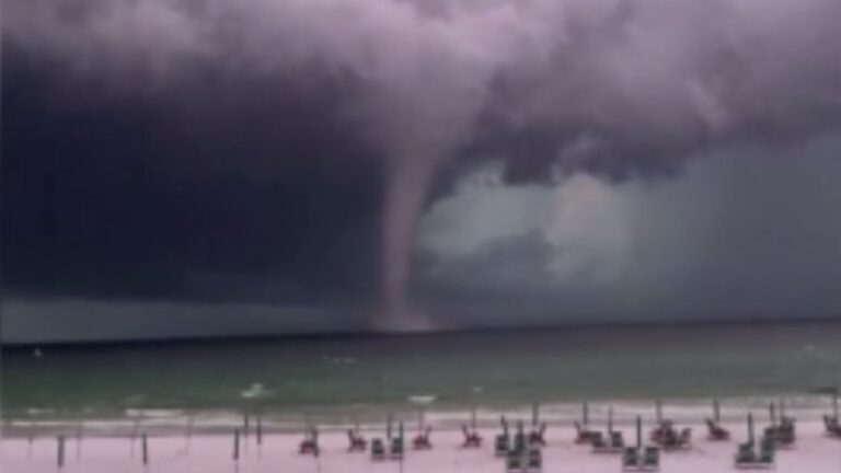 ABD’nin Florida sahilinde çıkan dev hortum korkuttu