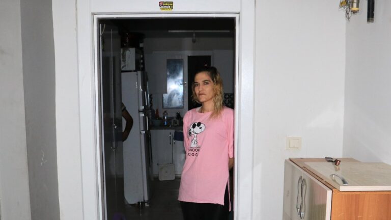 Adana’da ev sahibi, kirayı geciktiren vatandaşın kapısını söktü