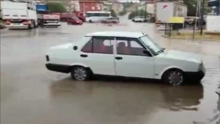 Afyonkarahisar’da yağmur, su baskınlarına neden oldu