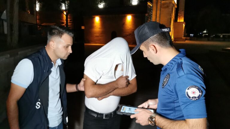 Aksaray’da ‘Dur’ ihtarına uymayan alkollü sürücü ve arkadaşı, polisi uğraştırdı