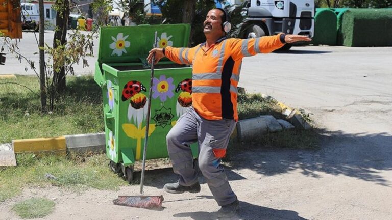 Aksaray’daki temizlik işçisi, dans ederek işini yapıyor