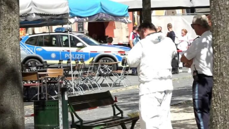 Almanya’da bir kadın, kılıç benzeri cisimle 3 kişiyi yaraladı