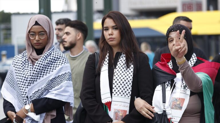 Almanya’da İsrail’in saldırısı altındaki Gazze için dayanışma gösterisi yapıldı