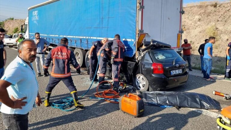 Ankara’da emniyet şeridinde duran tıra otomobil çarptı: 4 ölü, 1 yaralı