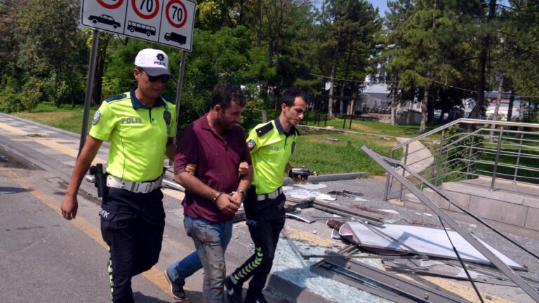 Ankara’da hafif ticari araç durağa daldı: Polis ile eşi öldü