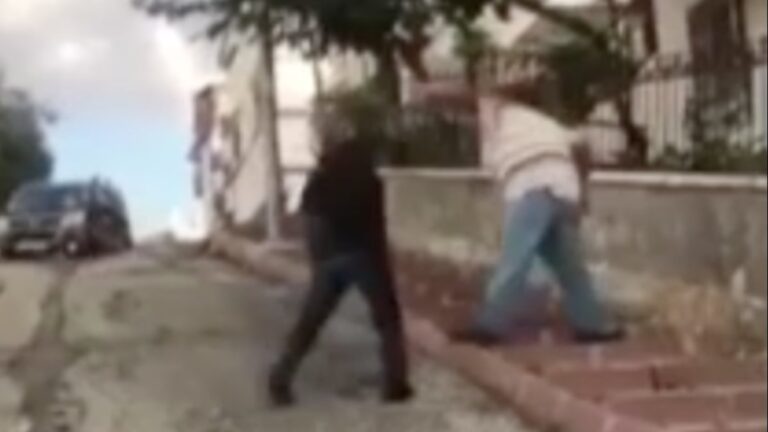 Ankara’da iki yaşlı adamın kemerli kavgası kamerada