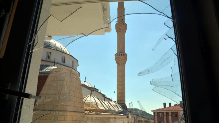Ankara’da minarenin üzerine devrildiği binadaki 6 daire hasar gördü