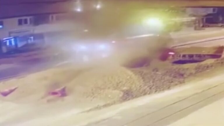 Ankara’da motosikletli kurye yol çalışmasında açılan çukura düştü