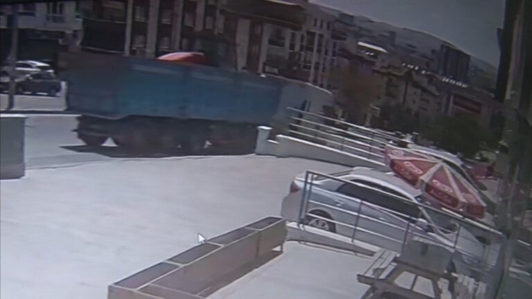 Ankara’da yokuşta kayan kamyon, market duvarına girdi