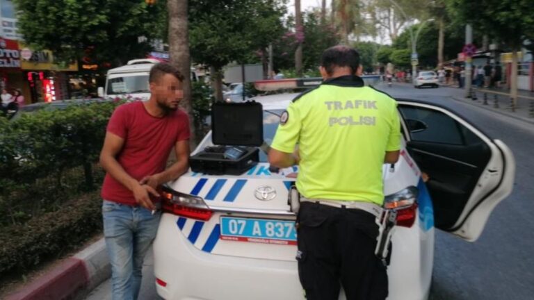 Antalya’da 283 promil alkollü sürücü genç kıza çarptı