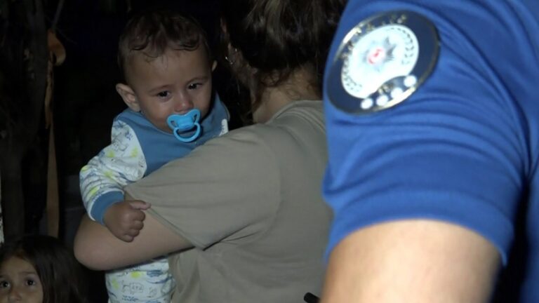 Antalya’da 8 aylık bebek, bir evin önüne bırakıldı