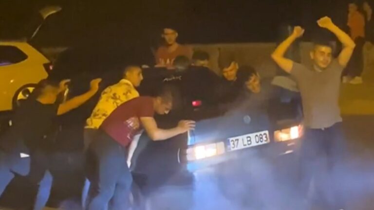 Antalya’da bir grup genç, patinaj yapan otomobili salladı