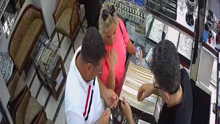 Antalya’da, Macar çiftin altın bileklik hırsızlığı kamerada