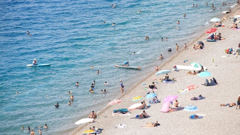 Antalya’da sıcaktan bunalan tursitler sahilleri doldurdu
