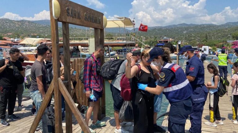 Antalya’da yakalanan 160 kaçak göçmen, yerleşim yeri olmayan adaya bırakıldı