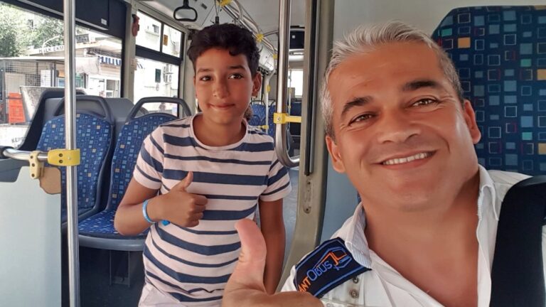 Antalya’daki otobüste unutulan turist çocuğa şoför yardımı