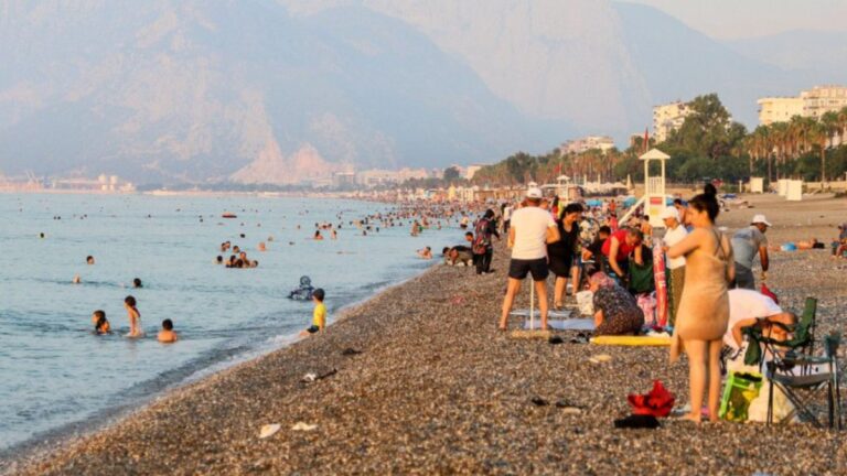 Antalya’ta sıcaktan bunalalar, sahilde sabahlıyor
