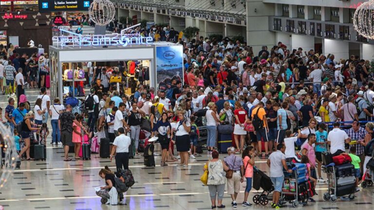 Antalya’ya gelen yabancı turist sayısı 8 milyonu aştı
