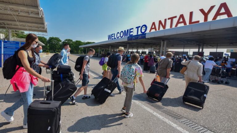Antalya’ya hava yolu ile gelen turist sayısı 7 milyonu aştı
