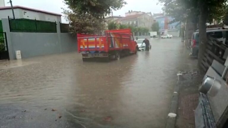 Arnavutköy’de sağanak nedeniyle sokak göle döndü