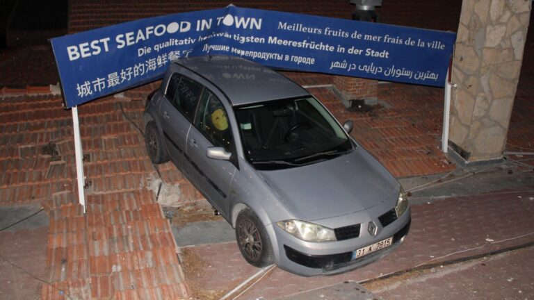 Aydın’da araç restoranın çatısına uçtu