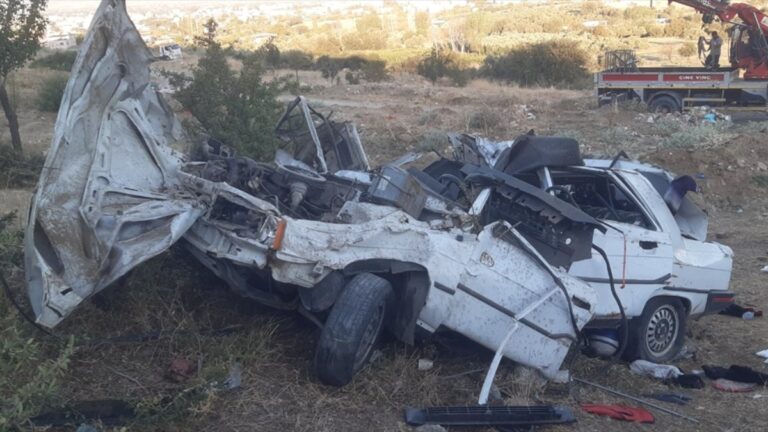 Aydın’da otomobil şarampole yuvarlandı: 2 ölü