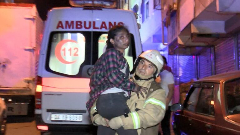 Bağcılar’da bodrum katta çıkan yangın binayı etkiledi: Bir çocuğun durumu ağır