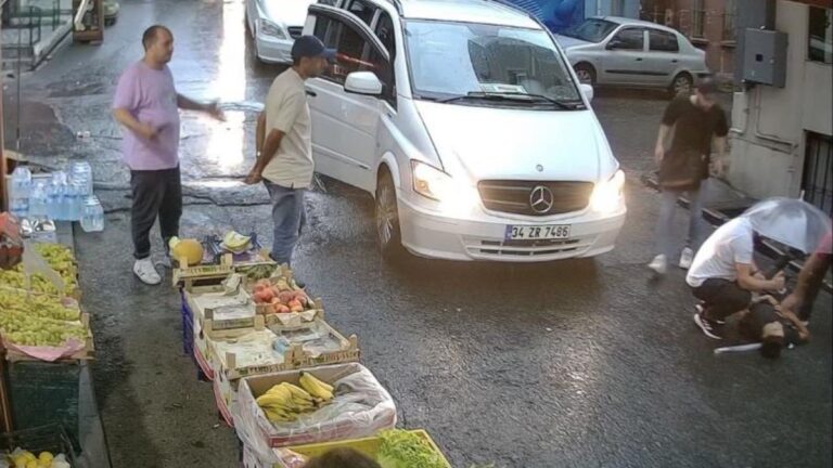 Beyoğlu’nda şemsiye satmak için koşan çocuğa otomobilin çarptığı anlar kamerada