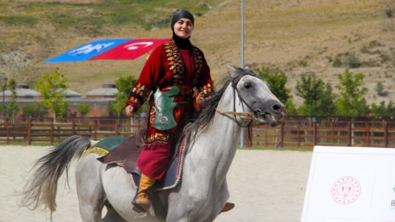 Bitlis’te düzenlenen Malazgirt Zaferi etkinliklerinde kadın biniciler ilgi gördü
