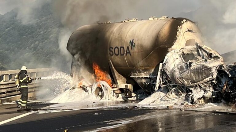 Bolu’da seyir halindeki tanker ve tır çarpıştı: Araçlar alev alev yandı