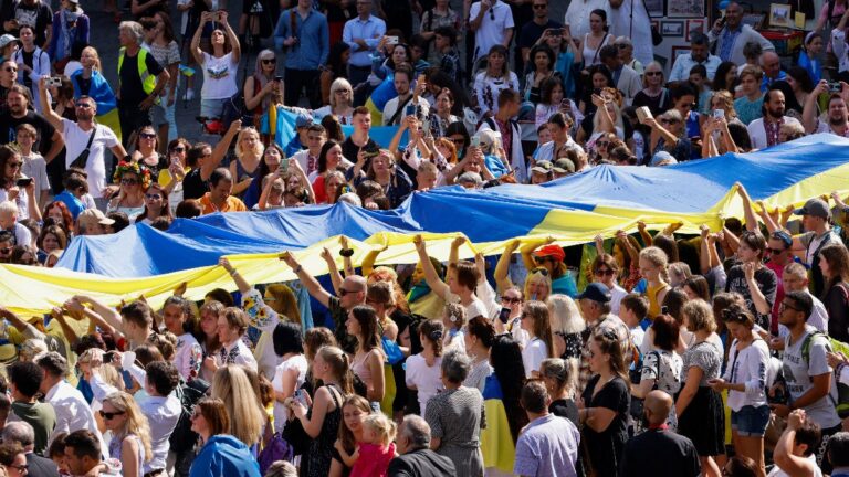 Brüksel’de 30 metrelik Ukrayna bayrağı açıldı