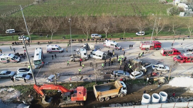 Bursa’da, 22 aracın arasına dalan tır şoförü tahliyesini istedi