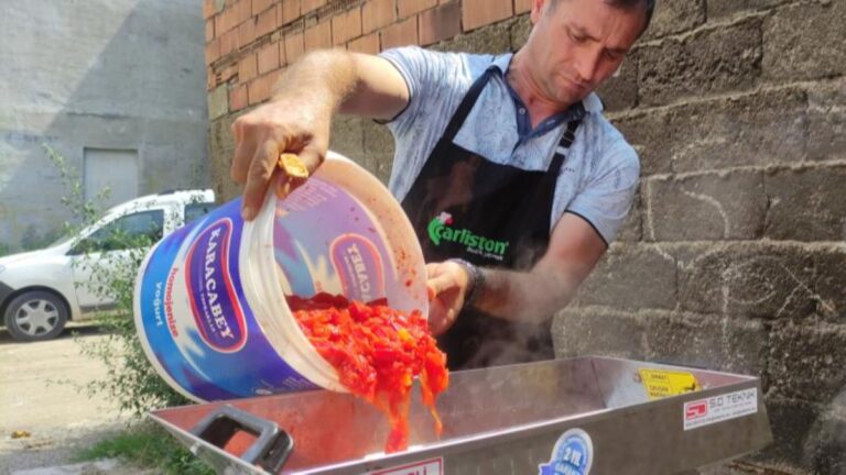 Bursa’da her gün ev ev gezip 5 ton domates çekiyor