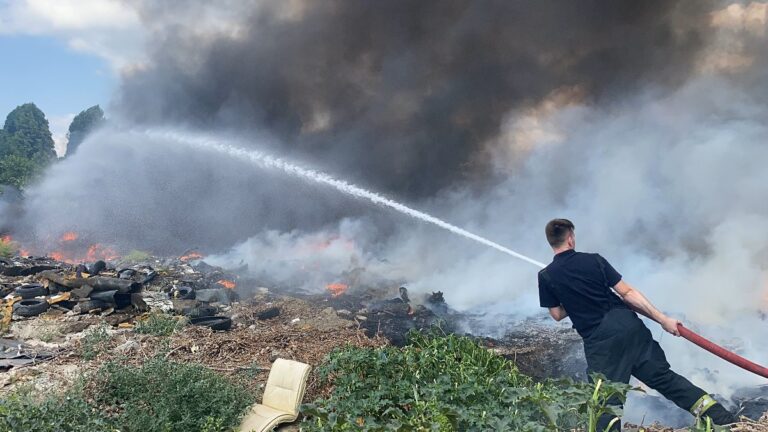 Bursa’da hurdalıktaki araç lastikleri ateşe verildi: Dumanlar gökyüzünü kapladı