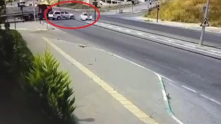 Bursa’da kırmızı ışığa uymayan sürücü kaza yaptı