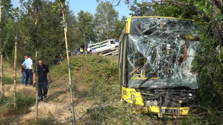 Bursa’da park halindeki kamyonete belediye otobüsü çarptı: 2’si ağır, 21 yaralı