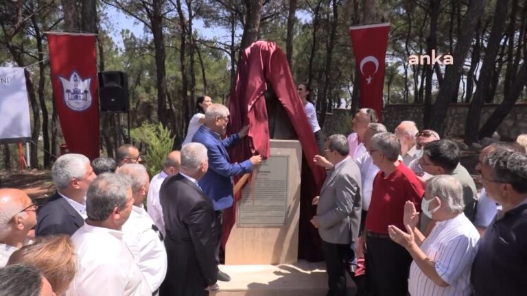 CHP’li Konak Belediyesi heykel açılışı yaptı