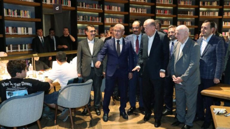 Cumhurbaşkanı Erdoğan, Nevmekan Sahil’de öğrencilerle sohbet etti