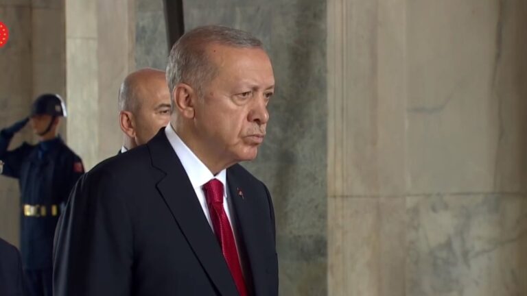 Cumhurbaşkanı Erdoğan, YAŞ öncesi Anıtkabir’e gitti