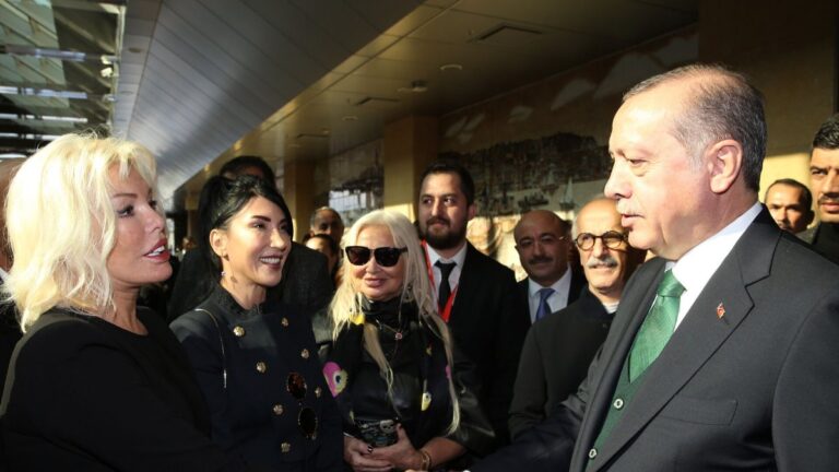 Cumhurbaşkanı Erdoğan’dan, Ajda Pekkan’a ‘geçmiş olsun’ telefonu