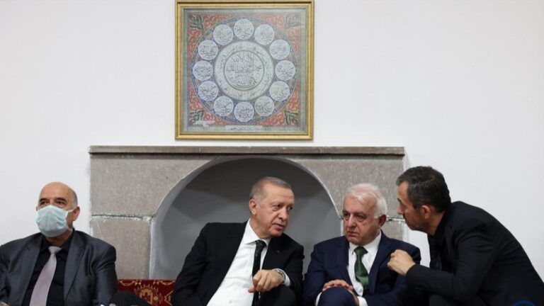 Cumhurbaşkanı Erdoğan’ın ziyaret ettiği cemevi yönetimi için ihraç talebi