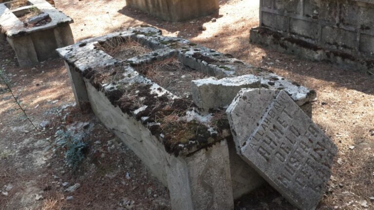 Denizli’de mezar taşların kırılması halkı çileden çıkardı