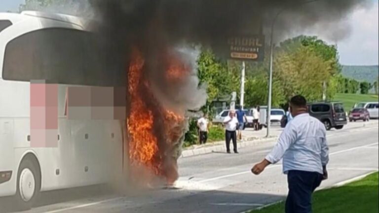Denizli’de otobüs yangını: Yolcular güçlükle tahliye edildi