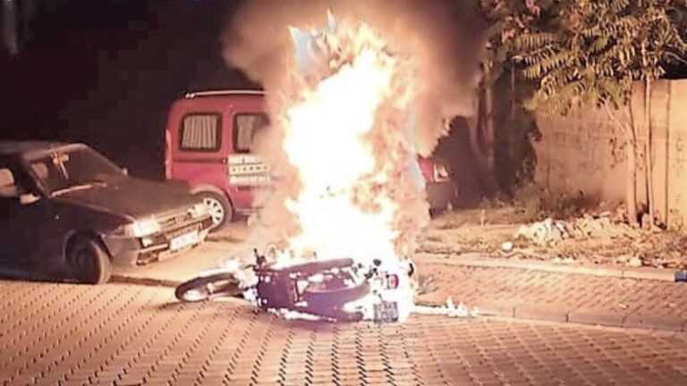 Denizli’de seyir halindeki motosiklet yandı