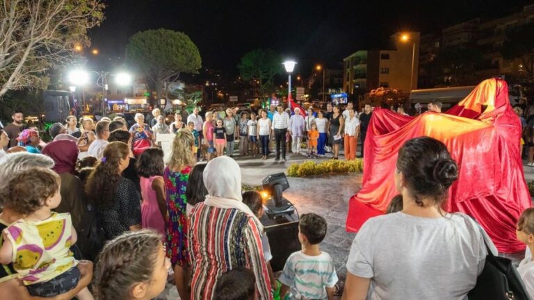 Dikili’de vatandaşlar su sorunu yaşarken, CHP’li başkan heykel açılışı yaptı