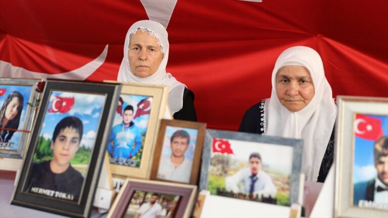 Diyarbakır anneleri nöbette: Çocuklarımız için oturuyoruz