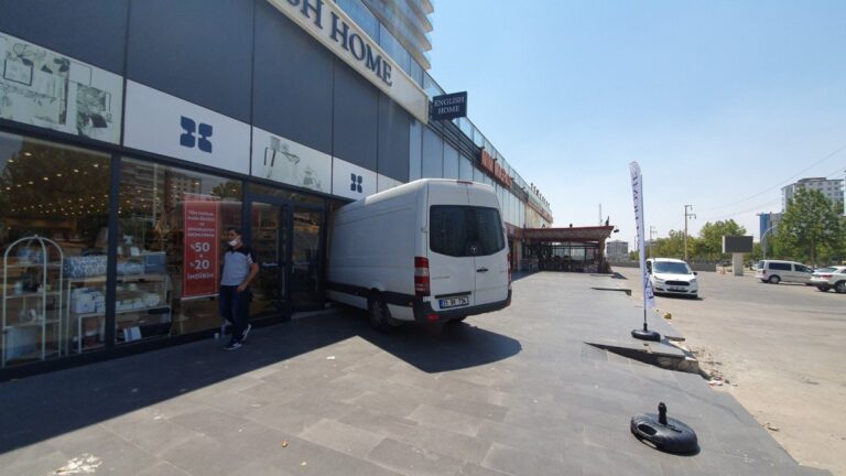 Diyarbakır’da kamyonet mağazaya girdi